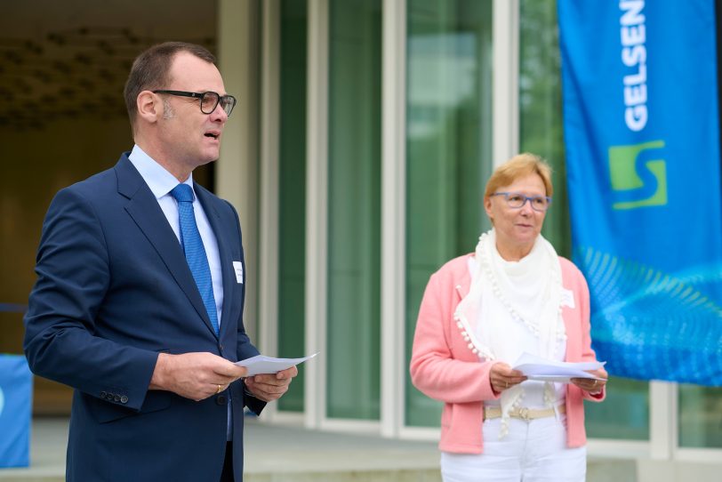 Einweihung des neuen H2O-Gebäudes im Gelsenwasser Quartier: Henning R. Deters, Gelsenwasser-Vorstandsvorsitzender, und die erste Bürgermeisterin der Stadt Gelsenkirchen, Martina Rudowitz.