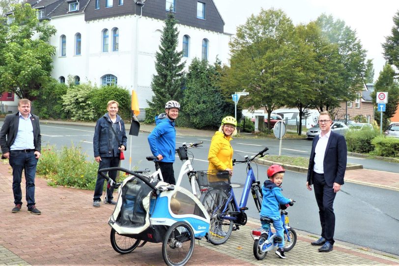 Sodinger Bezirksbürgermeister Mathias Grunert, Ratsherr Jörg Högemeier und der Bezirksverordnete Michael Weberink (alle SPD) bei einem Ortstermin mit der Familie Majchzrak.