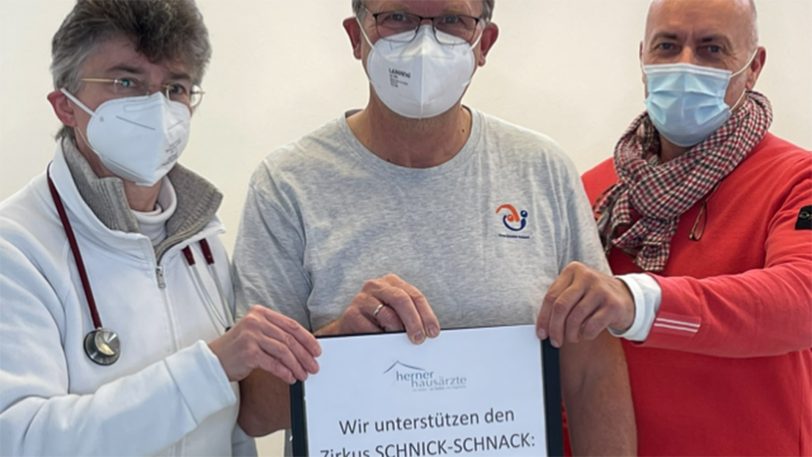 Die Herner Hausärzte unterstützen den Circus Schnick-Schnack mit einer Spende von 400 Euro: (v.li.) Dr. Astrid Schwarz, Rainer Deutsch vom Circus Schnick-Schnack und Dr. Markus Bruckhaus-Walter.