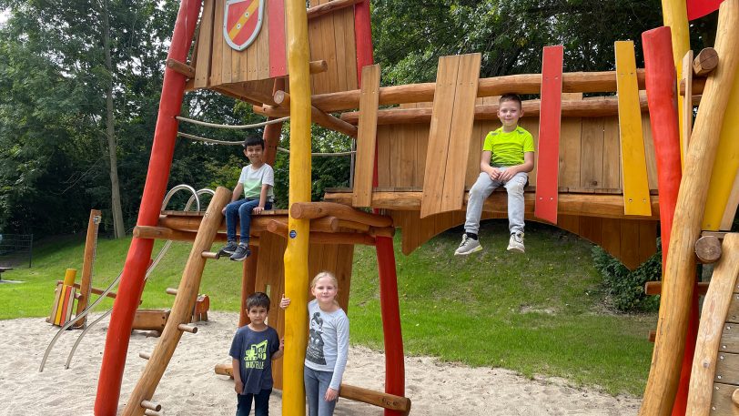 Waren die ersten auf dem neuen Spielplatz Martinistraße: (v.li.) Elias (oben), Eldin, Anouk und Vincent.