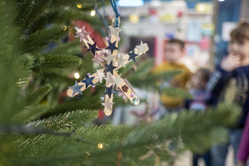 Nicht nur Weihnachtsbäume werden verschenkt, sondern auch Tickets und Gutscheine - wie zum Beispiel vom Wananas, wo dieser Weihnachtsbaum 2021 aufgestellt wurde (Archivbild).