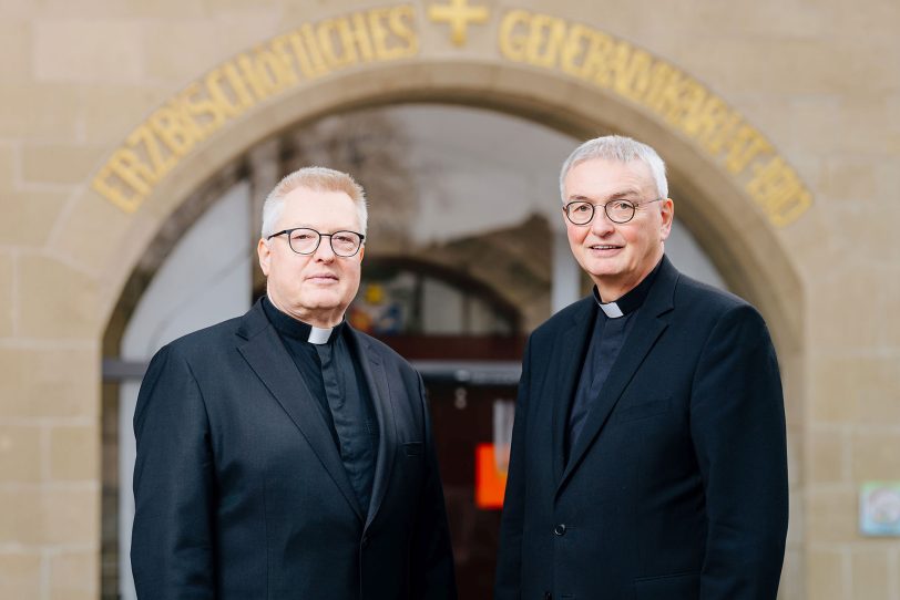 v.l. Generalvikar Dr. Michael Bredeck und Generalvikar Thomas Dornseifer ermutigen trotz des weiterhin „schmerzhaften Rückgangs“ in der Ortskirche von Paderborn auch zu Hoffnung: „Wenn wir gewohnte Sicherheiten loslassen, gewinnen wir Freiheit für neue Wege der Glaubensweitergabe.“