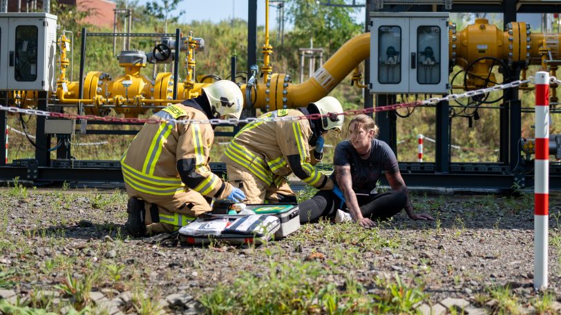 Erste Hilfe nach der Explosion: Die Feuerwehr kümmert sich um eine 