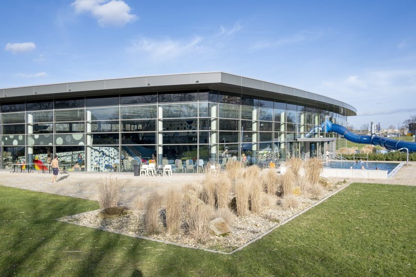 Blick auf die Schwimmhalle.