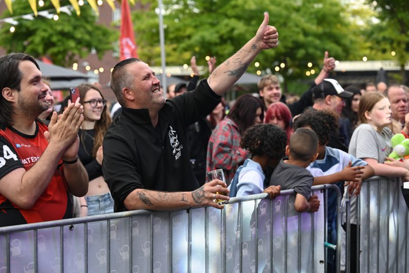 Feierende Besucher der Wanner Mondnächte