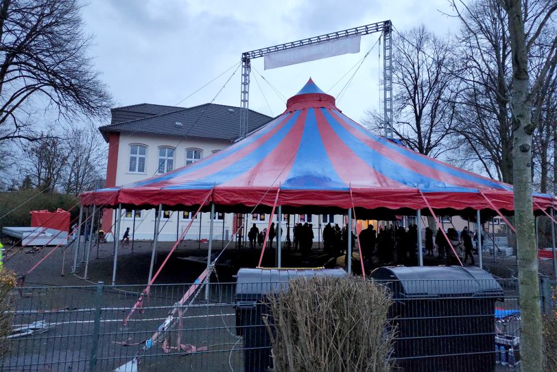 Nach sechs Stunden steht das Zelt: Der Kinder- und Projektzirkus Dobbelino macht Station an der Grundschule Sonnenschule.