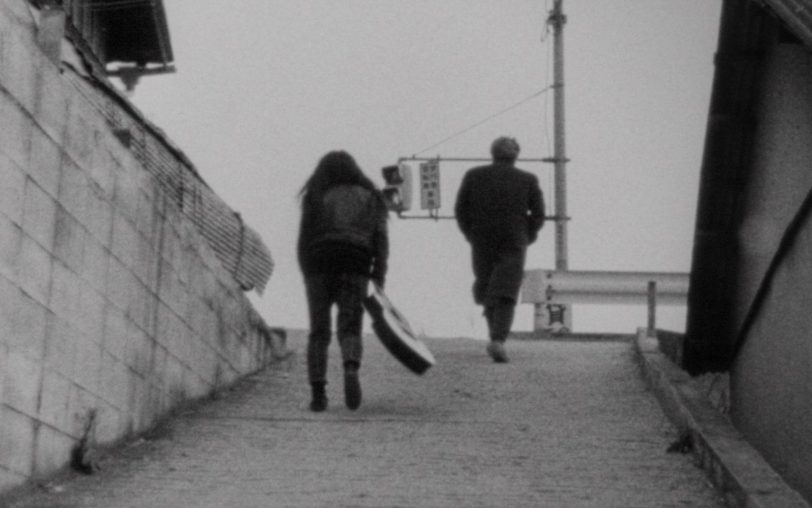 Fred Frith lebt mit der Fotografin Heike Liss und seinen zwei Kindern Finn und Lucia in Kalifornien.
