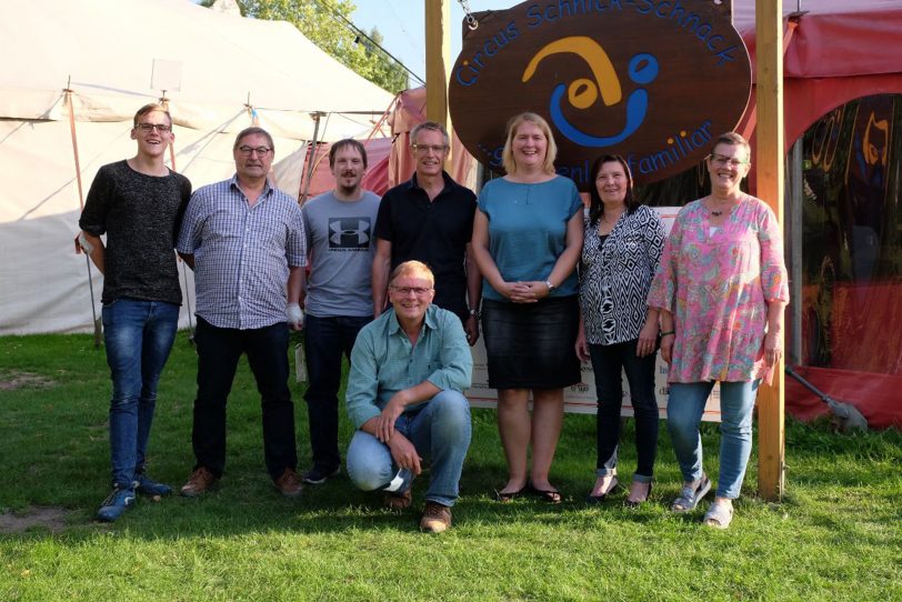 v.l. Jonas Kettling, Jens Meßfeldt, Martin Renner, Britta Urban, Brigitte Hundertmark und Marianne Skibbe. Kniend: Rainer Deutsch