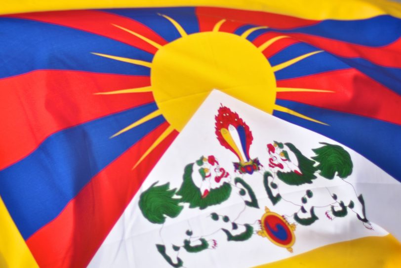 Die Tibet-Flagge wird gehisst.