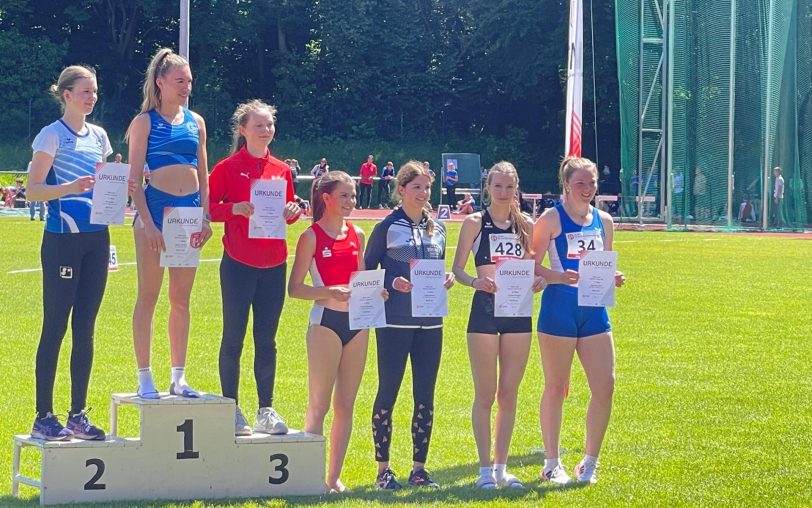 Der TV Wanne war mit zwei Sportlerinnen bei den Westfalenmeisterschaften in Dortmund dabei. Emillie Banski (2.v.r.) landete über 400 Meter auf Rang sechs.