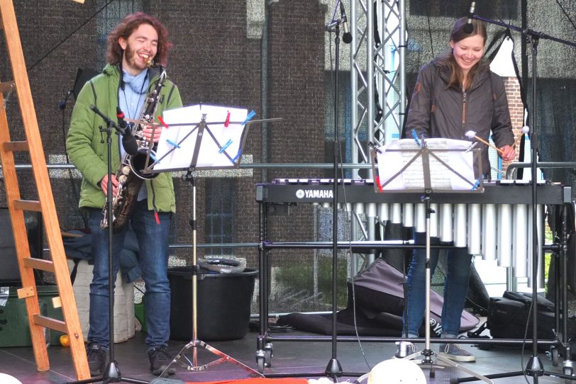 Erste OpenAir-Veranstaltungen vor den Flottmannhallen nach der coronabedingten Schließung. im Bild:  Carlotta Ribbe (Vibraphon) und Leon Dehne (Saxophon).