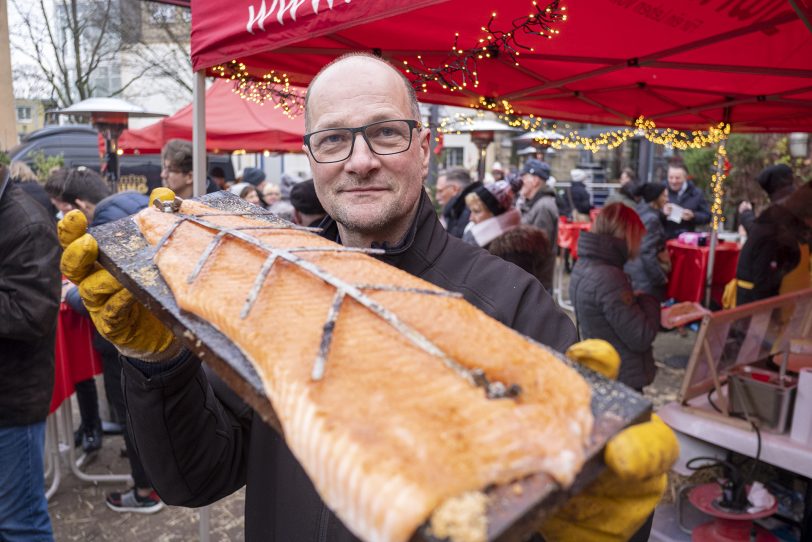 Lions-Mitglied und Fischhändler Uwe Bade mit dem 'Knaller' im Dorf: Schottischer Flammlachs.