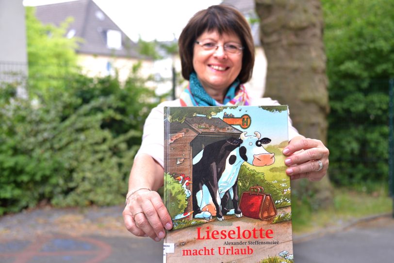 Ingrid von der Weppen, Stadtbibliothek, mit dem Bilderbuch - Die Kuh Lieselotte.