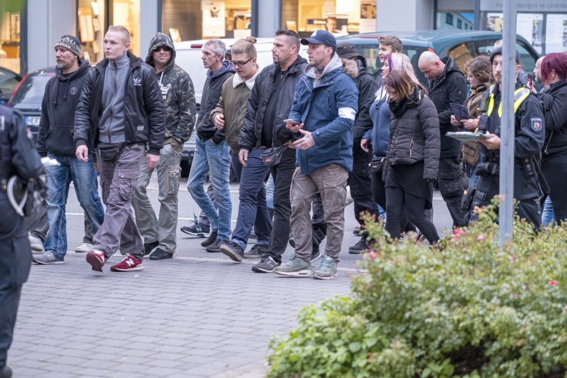 Aufmarsch von Rechtsextremen als Spaziergang 