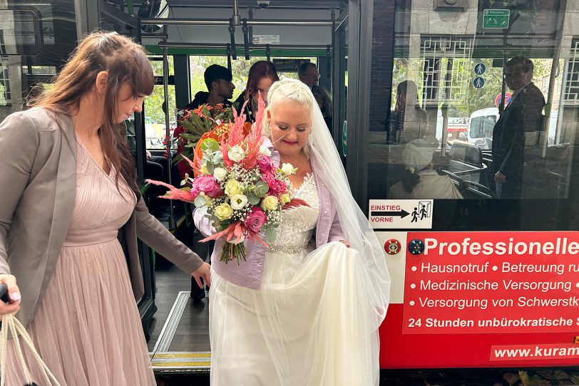 Kim Stachowiak heiratet Kevin Ullrich und reist dafür mit dem Bus an.