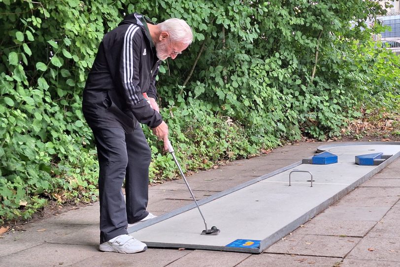 Fritz Voss (CGV Hamm), mit seinen 90 Jahren einer der wohl zur Zeit ältesten aktiven Minigolfer.