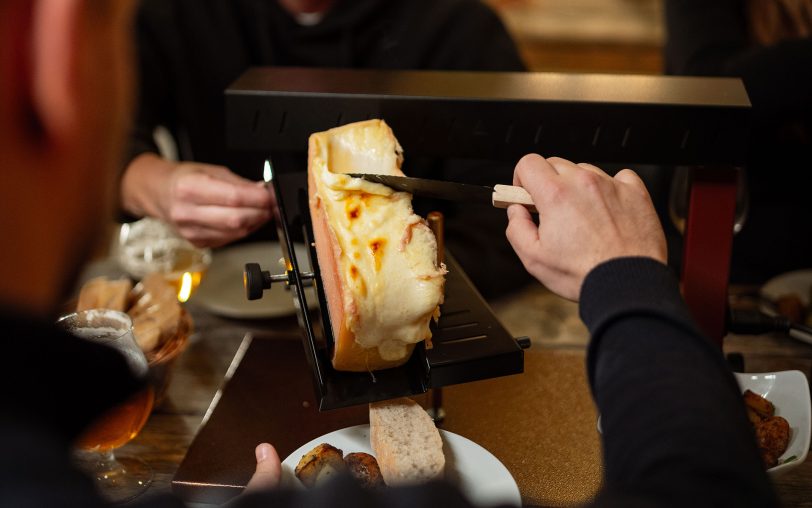 Sehr beliebt und lecker: Raclettekäse zum Abstreichen als auch Käsefondue.