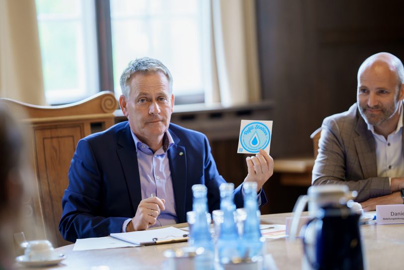 Diese Sticker zur Refill-Kampagne finden sich an den Geschäften.