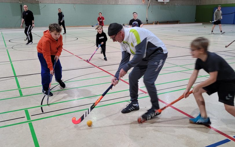 In einem Spiel mussten die Eltern gegen die Kinder ran.