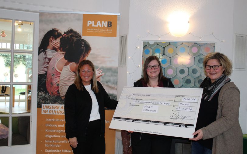 Bei der Scheckübergabe in der Kinderwohngruppe Villa Dorn (v.li.): Svenja Gidaszewski (FitPlus), Meike Blank (PLANB-Wohngruppenleitung) und FitPlus-Inhaberin Jennifer Lange.