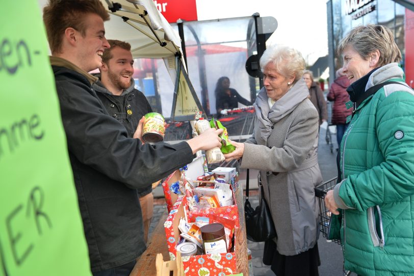 Heidrun Jungs und Kirsten Dornbusch geben ihre Spenden ab.