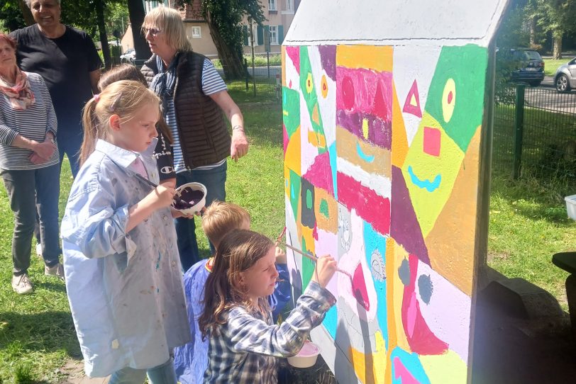 Malaktion HKB mit Schülern der Grundschule Vellwigstraße – gemeinsam bemalten sie eine alte Zechenlore, die auf dem Spielplatz im Kunstwald Teutoburgia steht.