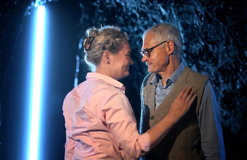 Irmgard Braun-Lübcke (Ulrike Volkers) freut sich auf den bevorstehenden Ruhestand ihres Gatten Walter Lübcke (Neven Nöthig).