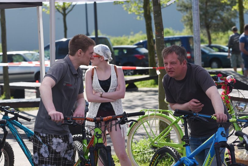 Frank Korte (rechts) aus Herne brachte verschiedene Bikes mit nach herten.
