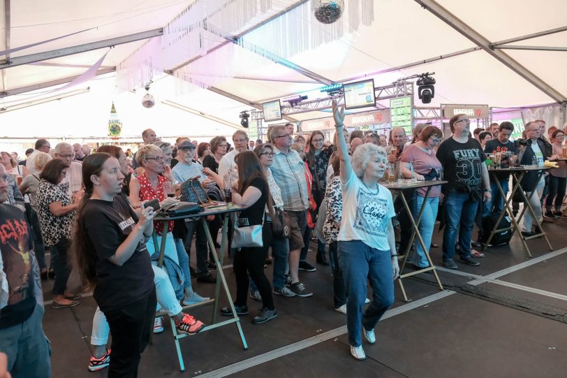 Good Vibration im Karaoke-Biergarten auf der Cranger Kirmes 2019.