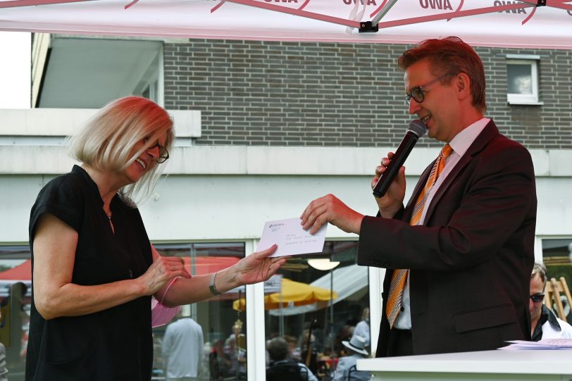 Bürgermeister Kai Gera übergibt eine Spende der an Leiterin Heike Strauss.