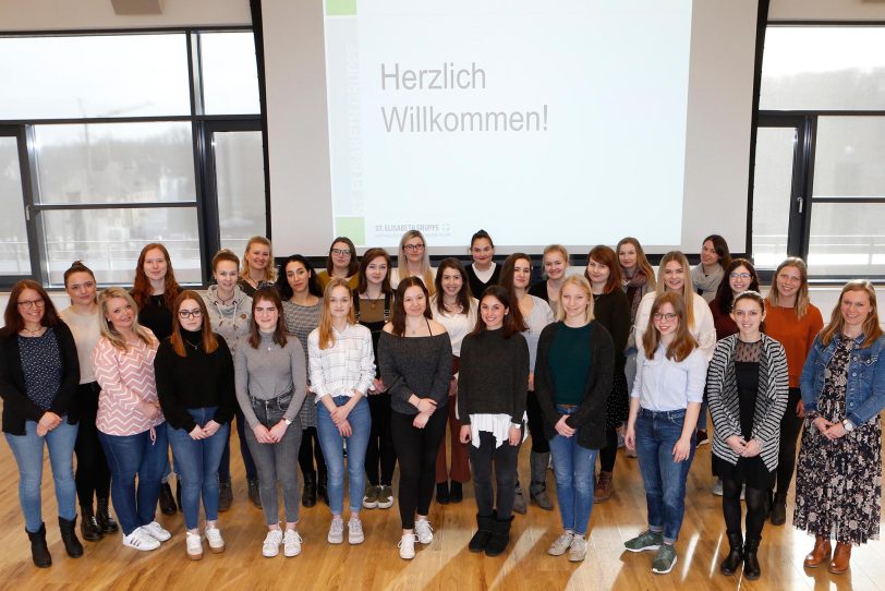 32 neue Auszubildende, die vom Team der Hebammenschule zum Ausbildungsstart begrüßt wurden. März 2020