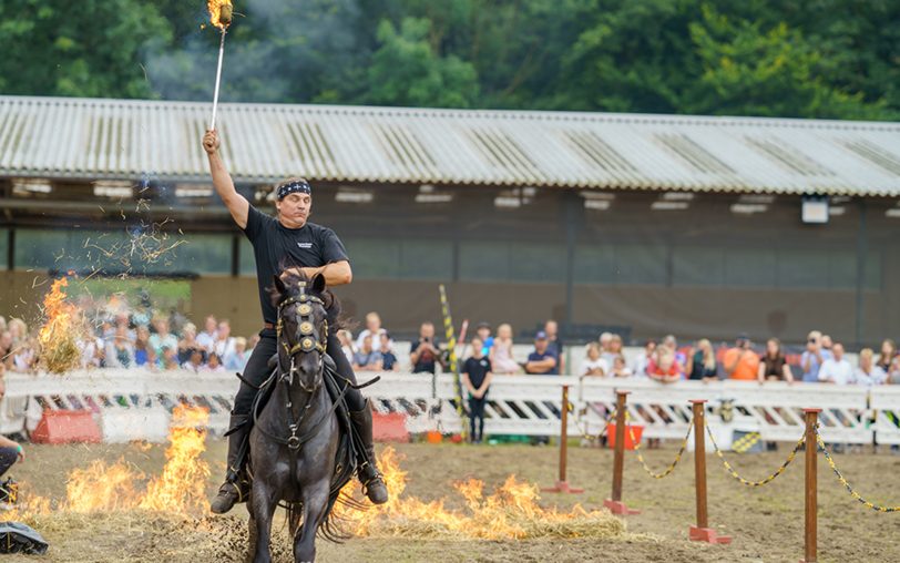 Ab durch das Feuer: Der Pferdemarkt 2024 zur Eröffnung der 540. Cranger Kirmes.