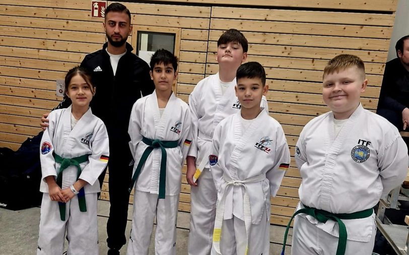 Die fünf aktiven Taekwon-Doka sowie Kampftrainer Burak Alperen Oguz (2.v.l.) bei der Offenen Deutschen Meisterschaft in Dortmund. Es fehlt Thomas Schindel.