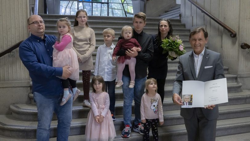 Familie Goltz: (v.li.) Vater Michael und Maria, Julia, Christian, Sophia und Andreas, Mutter Melanie, vorne v.l. Anna, Frieda und Oberbürgermeister Dr. Frank Dudda.