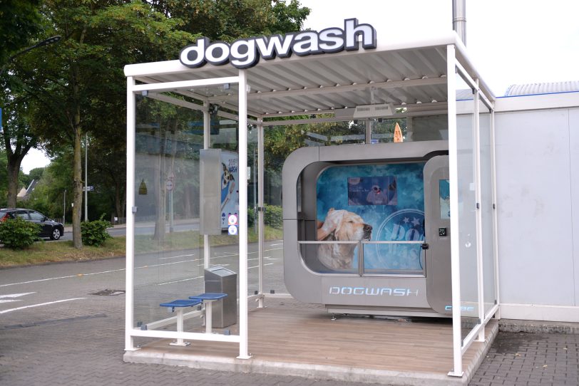 In Wanne-Eickel gibt es die erste Hundewaschanlage auf dem Gelände des Autowaschcenters Klaeser an der Dorstener Straße.