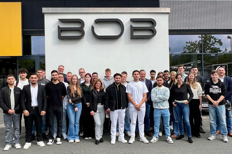 Die neuen Auszubildenden der BOB Automobile GmbH sowie der Holding der BOB-Gruppe.