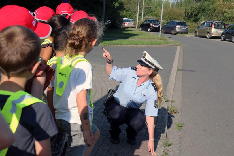 Am Donnerstag (29.8.2024) veranstaltete die Verkehrswacht Wanne-Eickel zusammen mit der Polizei Bochum und der HCR an der Grundschule "Galileo-Schule" eine Schulanfangsaktion für alle vier Jahrgangsstufen.