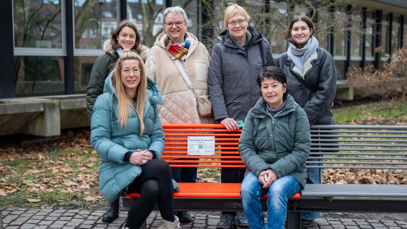 Im Bild (v.l.): Stadträtin Stephanie Jordan, Alexandra Menzel (Büro Gleichstellung und Vielfalt), Cordelia Neige (Büro Gleichstellung und Vielfalt), Olga Kornev (Frauenhaus Herne), Alina Sengupta (Praktikantin im Frauenhaus Herne) und Antonie Brieske (Beratungsstelle Schattenlicht).