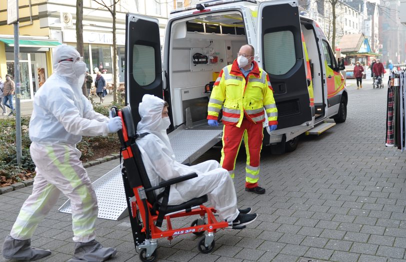 Transport eines &amp;amp;amp;#039;fiktiven coronainfizierten&amp;amp;amp;#039; Patienten durch die Firma Hospitrans. Ankommen vor der Arztpraxis.