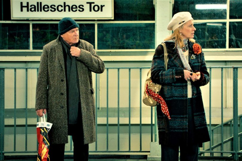 Gretas (Caroline Peters) und Alexanders (Burghart Klaußner) unverhoffte erste Begegnung in Berlin.