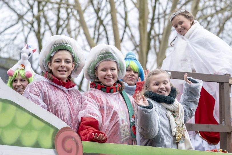 Der Karnevalsumzug am Rosenmontag (04.03.2019) in Herne (NW). Der Umzug startete pünktlich um 12 Uhr vom Kurt-Edelhagen-Platz in Sodingen in Richtung Innenstadt. Trotz der Unwetterwarnung des DWD hatten sich die HeKaGe und das Ordnungsamt entschieden, den Zug rollen zu lassen. Kurz nach dem Start setzte ein heftiger Schauer ein, der Teilnehmer und Zuschauer ordentlich durchweichte.