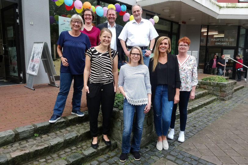 Das Team des Familienbüros: v.l. Marion Hoffmann, Pia Hentschel, Holger Närrlich, Willi Karasch. Vorne: Sarah Liebig, Ulrike Schwarz, Beate Klimek, Iris Schweppe-Ziffling.