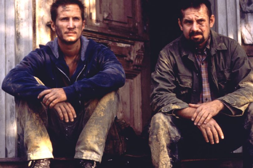 Bodo Riemer (Benno Führmann) und sein älterer Bruder Walter (Joachim Król) hecken einen Einbruch aus.