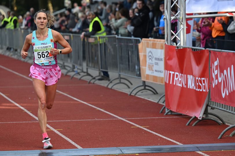 Die schnellste Frau wird beim Zieleinlauf vom Publikum gefeiert