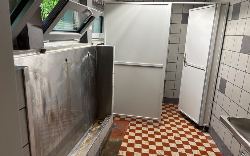 Die Toilettenanlagen im Eickeler Park von innen. Unter anderem wurden die Klodeckel ausgetauscht, es wurde gestrichen und neue Abfallkörbe und Papierbehälter wurden aufgestellt.