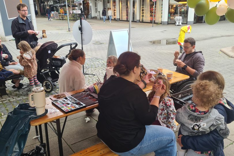 Straßenfest „Himmel & Herne“ und Tauffest trotzte zu Pfingsten 2025 dem Wetter.