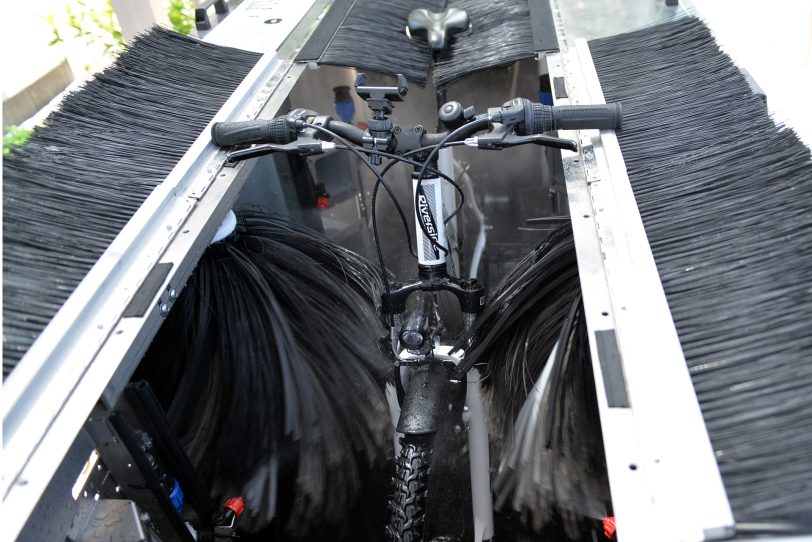 Klaus Peter Klaeser betreibt die erste stationäre Fahrrad-Waschstation im Land, auf dem Gelände des Autowaschcenters Klaeser an der Dorstener Straße.