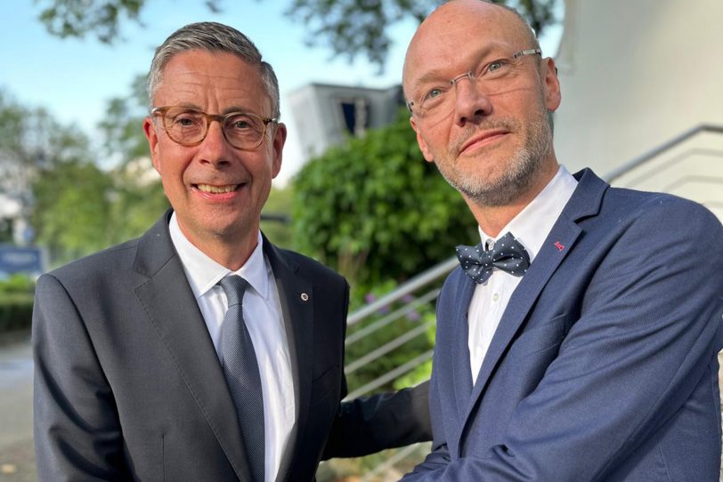 Staffelstabübergabe beim Lions Club Herne: Der scheidende Präsident Dr. Stephan Döhring (re) übergibt an Holger Gerstberger (li).