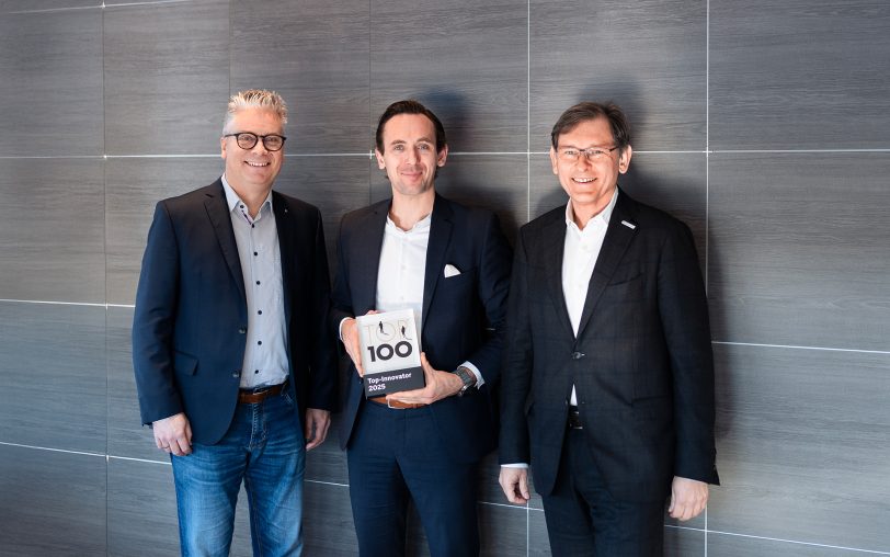 Mit der Top100-Auszeichnung in der Hand: Dr. Jan Felix Hübner, Geschäftsführer Werksarztzentrum (Mitte), eingerahmt von (li.) Dr. Dirk Drenk, Geschäftsführer Wirtschaftsförderungsgesellschaft Herne und Oberbürgermeister Dr. Frank Dudda.