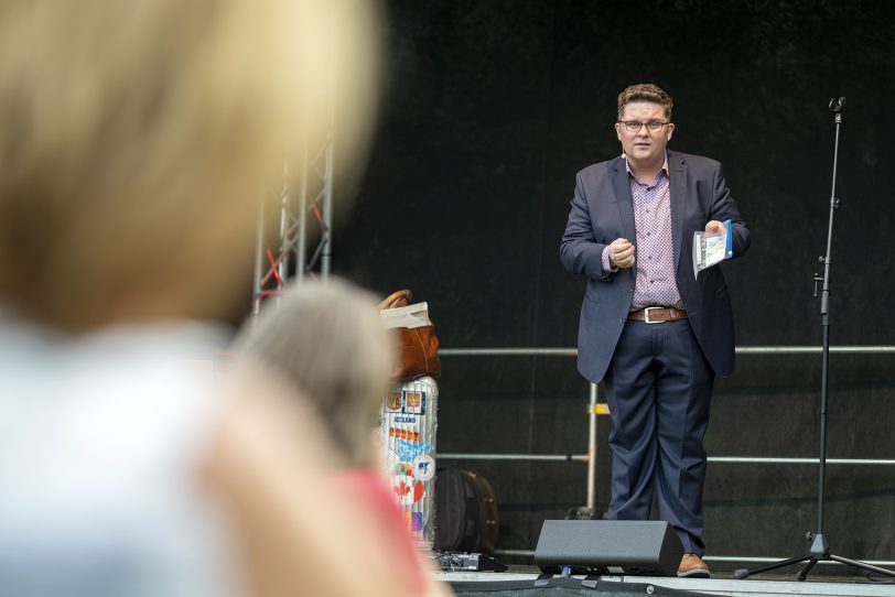 NachtSchnittchen beim Sommer Open-Air im Südpool an der Bergrstraße in Herne (NW), am Samstag (18.07.2020). Im Bild: Zauberer und Comedian Erasmus Stein.